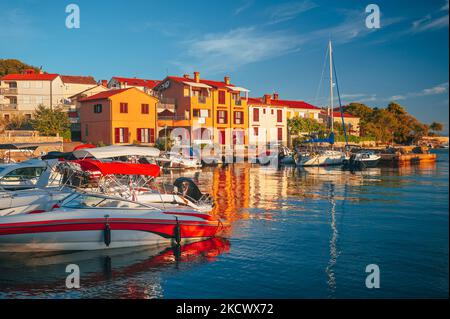 Petit restaurant sur la plage dans la ville de Bol, Île de Brac, Croatie Banque D'Images