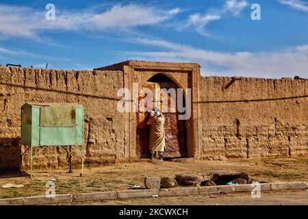 Berber man ferme les portes d'une porte entourant un ancien bâtiment en adobe dans les montagnes du Haut Atlas à Risine, Maroc, Afrique. (Photo de Creative Touch Imaging Ltd./NurPhoto) Banque D'Images