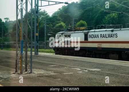 4 juillet 2022 Haridwar Inde. Un moteur de train sur la plate-forme. Chemins de fer indiens du Nord. Inde. Banque D'Images