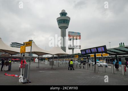 La tour de contrôle de l'aéroport international d'Amsterdam Schiphol AMS pendant la pandémie Covid-19. 14 cas de la nouvelle variante Omicron de COVID-19 ont été confirmés aux pays-Bas par des passagers arrivés d'Afrique du Sud à la ville néerlandaise. Plus de 600 passagers ont été testés sur les 2 vols, dont 61 ont été confirmés positifs pour Covid-19. La police néerlandaise a arrêté plus tôt deux passagers qui ont été dans un hôtel de quarantaine alors qu'ils tentaient de s'échapper. De nombreux pays ont suspendu leurs vols vers l'Afrique du Sud pendant une période déjà difficile avec la pandémie du coronavirus qui a eu un impact négatif sur l'avia Banque D'Images