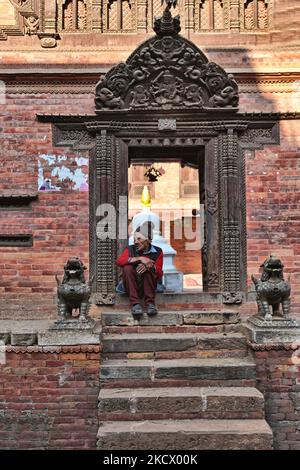 Ancien gardien de temple se trouve à l'entrée d'un ancien temple bouddhiste dans la ville médiévale de Bhaktapur, au Népal. (Photo de Creative Touch Imaging Ltd./NurPhoto) Banque D'Images