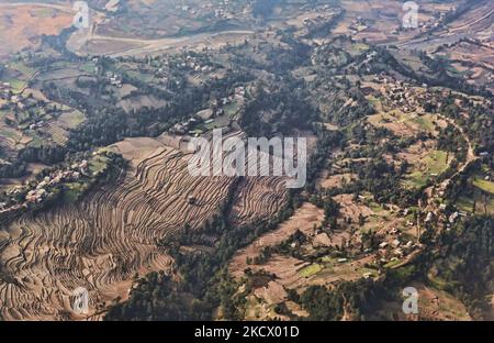 Terres agricoles et villages mitoyennes juste à l'extérieur de la ville de Katmandou au Népal comme vu d'en haut sur 04 décembre 2011 (photo par Creative Touch Imaging Ltd./NurPhoto) Banque D'Images