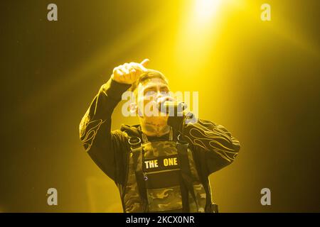 Le chanteur et compositeur argentin Elian Valenzuela, connu professionnellement sous le nom de L-Gante Keloke, se produit lors d'un spectacle à Buenos Aires, en Argentine, 29 novembre 2021. (Photo de Matías Baglietto/NurPhoto) Banque D'Images