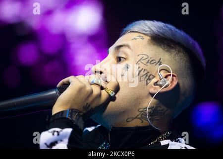 Le chanteur et compositeur argentin Elian Valenzuela, connu professionnellement sous le nom de L-Gante Keloke, se produit lors d'un spectacle à Buenos Aires, en Argentine, 29 novembre 2021. (Photo de Matías Baglietto/NurPhoto) Banque D'Images