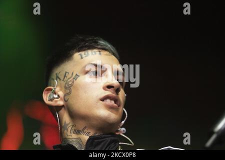 Le chanteur et compositeur argentin Elian Valenzuela, connu professionnellement sous le nom de L-Gante Keloke, se produit lors d'un spectacle à Buenos Aires, en Argentine, 29 novembre 2021. (Photo de MatÃ­as Baglietto/NurPhoto) Banque D'Images