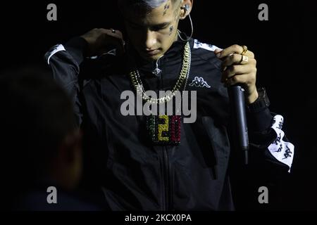 Le chanteur et compositeur argentin Elian Valenzuela, connu professionnellement sous le nom de L-Gante Keloke, se produit lors d'un spectacle à Buenos Aires, en Argentine, 29 novembre 2021. (Photo de Matías Baglietto/NurPhoto) Banque D'Images