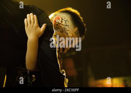 Le chanteur et compositeur argentin Elian Valenzuela, connu professionnellement sous le nom de L-Gante Keloke, se produit lors d'un spectacle à Buenos Aires, en Argentine, 29 novembre 2021. (Photo de Matías Baglietto/NurPhoto) Banque D'Images