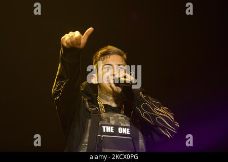 Le chanteur et compositeur argentin Elian Valenzuela, connu professionnellement sous le nom de L-Gante Keloke, se produit lors d'un spectacle à Buenos Aires, en Argentine, 29 novembre 2021. (Photo de MatÃ­as Baglietto/NurPhoto) Banque D'Images