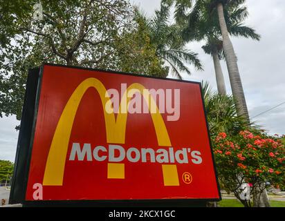 McDonalds monter sur le Paseo de Montejo, une avenue notable de Mérida. Mardi, 30 novembre 2021, à Mérida, Yucatan, Mexique. (Photo par Artur Widak/NurPhoto) Banque D'Images