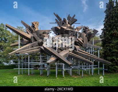 Cuneo, Italie - 14 octobre 2022: Monument de la résistance (1969) dans le parc de la résistance, monument de guerre abstrait en mémoire de la deuxième guerre en Banque D'Images