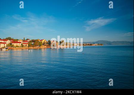 Ville de Malinska front de mer vue aérienne, île de Krk destination touristique en Croatie Banque D'Images