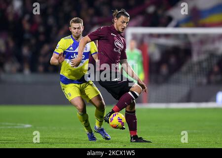 Matthijs de Ligt du FC Juventus et Milan Djuric des États-Unis Salernitana 1919 se disputent le ballon lors de la série Un match entre les États-Unis Salernitana 1919 et le FC Juventus au Stadio Arechi, Salerno, Italie, le 30 novembre 2021. (Photo de Giuseppe Maffia/NurPhoto) Banque D'Images