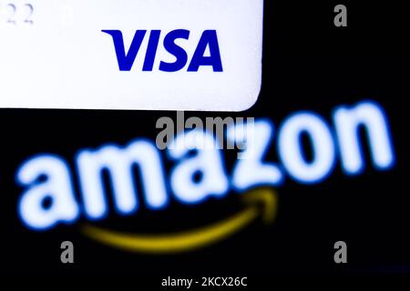 Le logo Visa sur une carte de crédit et le logo Amazon affichés à l'écran sont visibles sur cette photo prise à Cracovie, en Pologne, sur 1 décembre 2021. (Photo de Jakub Porzycki/NurPhoto) Banque D'Images