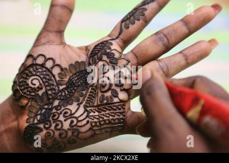 Le henné (mehndi) est appliqué aux mains d'une femme hindoue en préparation au festival de Diwali à Toronto, Ontario, Canada, on 03 novembre 2021. (Photo de Creative Touch Imaging Ltd./NurPhoto) Banque D'Images