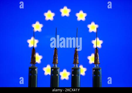 Les seringues médicales et le drapeau de l'Union européenne affichés en arrière-plan sont illustrés sur cette photo prise à Cracovie, en Pologne, sur 2 décembre 2021. (Photo de Jakub Porzycki/NurPhoto) Banque D'Images