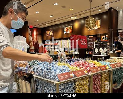 Man choisit un assortiment de chocolats Lindt de qualité supérieure à la boutique de chocolat Lindt & Sprüngli de Toronto, Ontario, Canada, on 01 décembre, 2021. (Photo de Creative Touch Imaging Ltd./NurPhoto) Banque D'Images