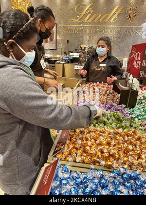 Femme choisit un assortiment de chocolats Lindt de qualité supérieure à la boutique de chocolat Lindt & Sprüngli de Toronto, Ontario, Canada, on 01 décembre, 2021. (Photo de Creative Touch Imaging Ltd./NurPhoto) Banque D'Images