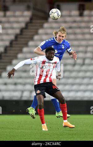 Les défenses Carl Piergianni d'Oldham Athletic avec Stephen Wearne de Sunderland de Sunderland lors du match de Trophée EFL entre Sunderland et Oldham Athletic au Stade de Light, Sunderland, le mercredi 1st décembre 2021. (Photo d'Eddie Garvey/MI News/NurPhoto) Banque D'Images