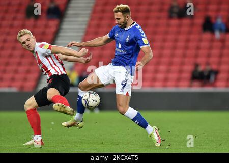 Hallam Hope d'Oldham Athletic s'en va avec Ollie plus jeune de Sunderland lors du match de Trophée EFL entre Sunderland et Oldham Athletic au stade de Light, Sunderland, le mercredi 1st décembre 2021. (Photo d'Eddie Garvey/MI News/NurPhoto) Banque D'Images