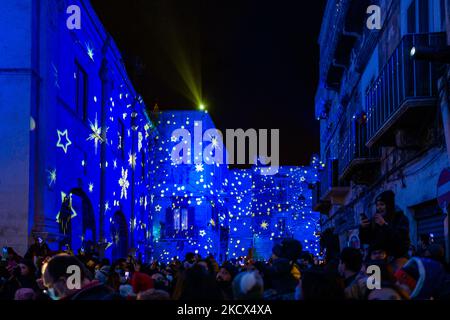 Piazza Duomo et les bâtiments environnants illuminés par les projections des lumières de Noël sur Piazza Duomo à Bisceglie le 2 décembre 2021. L'Association Borgo Antico, pour annoncer le calendrier des événements dans le centre historique de Bisceglie pour les prochaines vacances, a invité tous les citoyens à découvrir ensemble une surprise magique qui a officiellement lancé les initiatives de Noël de cette année. Sur la Piazza Duomo, il a donné aux adultes et aux enfants un spectacle qui a transformé le visage de la cathédrale et des bâtiments qui l'entourent en un lieu de rêve avec les projections passionnantes des lumières de Noël. (Photo Banque D'Images