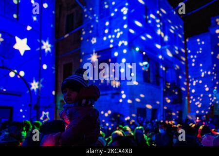 Piazza Duomo et les bâtiments environnants illuminés par les projections des lumières de Noël sur Piazza Duomo à Bisceglie le 2 décembre 2021. L'Association Borgo Antico, pour annoncer le calendrier des événements dans le centre historique de Bisceglie pour les prochaines vacances, a invité tous les citoyens à découvrir ensemble une surprise magique qui a officiellement lancé les initiatives de Noël de cette année. Sur la Piazza Duomo, il a donné aux adultes et aux enfants un spectacle qui a transformé le visage de la cathédrale et des bâtiments qui l'entourent en un lieu de rêve avec les projections passionnantes des lumières de Noël. (Photo Banque D'Images
