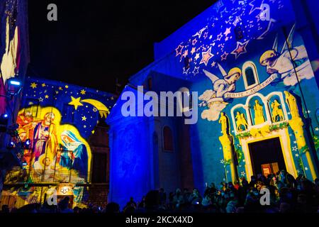 Piazza Duomo et les bâtiments environnants illuminés par les projections des lumières de Noël sur Piazza Duomo à Bisceglie le 2 décembre 2021. L'Association Borgo Antico, pour annoncer le calendrier des événements dans le centre historique de Bisceglie pour les prochaines vacances, a invité tous les citoyens à découvrir ensemble une surprise magique qui a officiellement lancé les initiatives de Noël de cette année. Sur la Piazza Duomo, il a donné aux adultes et aux enfants un spectacle qui a transformé le visage de la cathédrale et des bâtiments qui l'entourent en un lieu de rêve avec les projections passionnantes des lumières de Noël. (Photo Banque D'Images