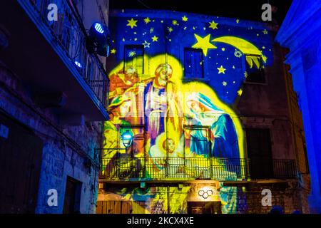 Piazza Duomo et les bâtiments environnants illuminés par les projections des lumières de Noël sur Piazza Duomo à Bisceglie le 2 décembre 2021. L'Association Borgo Antico, pour annoncer le calendrier des événements dans le centre historique de Bisceglie pour les prochaines vacances, a invité tous les citoyens à découvrir ensemble une surprise magique qui a officiellement lancé les initiatives de Noël de cette année. Sur la Piazza Duomo, il a donné aux adultes et aux enfants un spectacle qui a transformé le visage de la cathédrale et des bâtiments qui l'entourent en un lieu de rêve avec les projections passionnantes des lumières de Noël. (Photo Banque D'Images