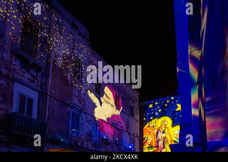 Piazza Duomo et les bâtiments environnants illuminés par les projections des lumières de Noël sur Piazza Duomo à Bisceglie le 2 décembre 2021. L'Association Borgo Antico, pour annoncer le calendrier des événements dans le centre historique de Bisceglie pour les prochaines vacances, a invité tous les citoyens à découvrir ensemble une surprise magique qui a officiellement lancé les initiatives de Noël de cette année. Sur la Piazza Duomo, il a donné aux adultes et aux enfants un spectacle qui a transformé le visage de la cathédrale et des bâtiments qui l'entourent en un lieu de rêve avec les projections passionnantes des lumières de Noël. (Photo Banque D'Images