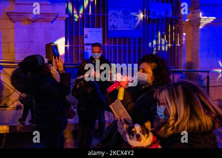 Personnes photographiant la Piazza Duomo avec leurs smartphones et les bâtiments environnants illuminés par les projections des lumières de Noël sur la Piazza Duomo à Bisceglie le 2 décembre 2021. L'Association Borgo Antico, pour annoncer le calendrier des événements dans le centre historique de Bisceglie pour les prochaines vacances, a invité tous les citoyens à découvrir ensemble une surprise magique qui a officiellement lancé les initiatives de Noël de cette année. Sur la Piazza Duomo, il a donné aux adultes et aux enfants un spectacle qui a transformé la face de la cathédrale et les bâtiments qui l'entourent en un lieu de rêve avec l'excelle Banque D'Images