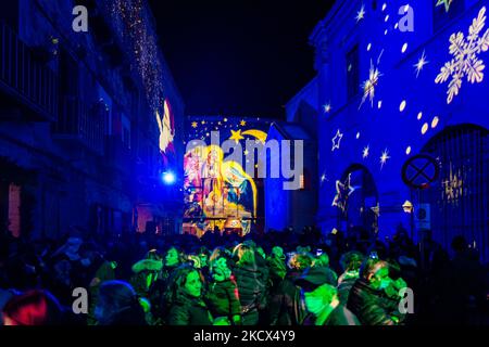 Piazza Duomo et les bâtiments environnants illuminés par les projections des lumières de Noël sur Piazza Duomo à Bisceglie le 2 décembre 2021. L'Association Borgo Antico, pour annoncer le calendrier des événements dans le centre historique de Bisceglie pour les prochaines vacances, a invité tous les citoyens à découvrir ensemble une surprise magique qui a officiellement lancé les initiatives de Noël de cette année. Sur la Piazza Duomo, il a donné aux adultes et aux enfants un spectacle qui a transformé le visage de la cathédrale et des bâtiments qui l'entourent en un lieu de rêve avec les projections passionnantes des lumières de Noël. (Photo Banque D'Images