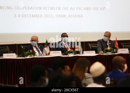 Le ministre algérien des Affaires étrangères Ramtane Lamamra (L), le ministre tchadien des Affaires étrangères Mahamat Zene Cherif (C) et le ministre tunisien des Affaires étrangères Othman Jerandi (R) assistent à la Conférence de haut niveau de 8th sur la paix et la sécurité en Afrique, à Oran, à l'ouest d'Alger, Algérie, 02 décembre, 2021. Le séminaire vise à aider les nouveaux membres africains du Conseil de sécurité des Nations Unies à traiter des questions de paix et de sécurité sur le continent africain (photo de Billal Bensalem/NurPhoto) Banque D'Images