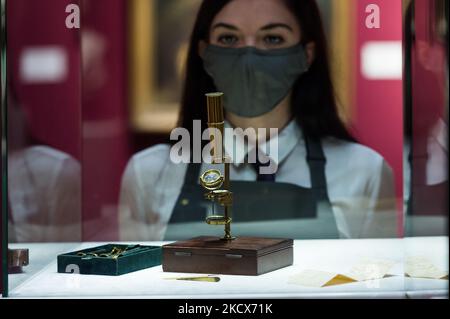 LONDRES, ROYAUME-UNI - 03 DÉCEMBRE 2021 : un membre du personnel examine le microscope de la famille Darwin (estimation : £250 000-350 000), un microscope de type Gould de Cary avec une provenance directe de Charles Darwin (1809-1882) qui est resté dans la famille pendant près de 200 ans, au cours d'un appel photo présentant les highligs de la semaine classique à la maison de vente aux enchères Christie sur 03 décembre 2021 à Londres, en Angleterre. (Photo de Wiktor Szymanowicz/NurPhoto) Banque D'Images