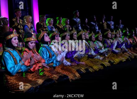 Des danseurs Acehnais exécutent la danse Saman, une danse indonésienne traditionnelle, lors d'un carnaval culturel à Bogor, Java Ouest, Indonésie, sur 3 décembre 2021. (Photo par Adriana Adie/NurPhoto) Banque D'Images