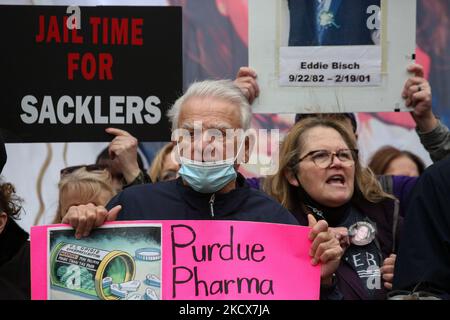 Des manifestants se rassemblent au bâtiment du ministère de la Justice à Washington, D.C., à 3 décembre 2021, pour exhorter le gouvernement à poursuivre criminellement la famille Sackler, les propriétaires de Purdue Pharma, dont beaucoup disent être principalement responsables de la crise des opioïdes aux États-Unis (photo de Bryan Olin Dozier/NurPhoto) Banque D'Images