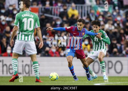 14 Philippe Coutinho du FC Barcelone contrôle le ballon défendu par 19 Hector Bellerin de Real Betis Balompie lors du match de la Liga Santander entre le FC Barcelone et Real Betis Balompie au stade Camp Nou sur 04 décembre 2021 à Barcelone, Espagne. (Photo par Xavier Bonilla/NurPhoto) Banque D'Images