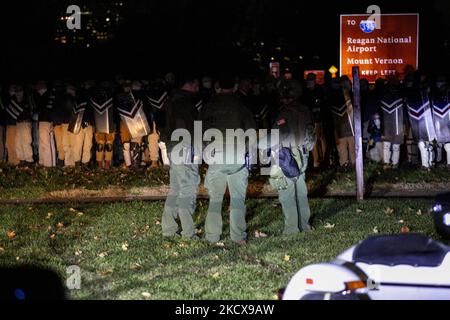 Après avoir rencontré des problèmes logistiques, les membres du groupe de haine suprêmaciste blanc Patriot Front attendent sur une médiane pour leur U-Haul box Truck pour arriver à leur départ dans Memorial Circle près du cimetière national d'Arlington après une marche non annoncée dans le National Mall à Washington, D.C. (photo de Bryan Olin Dozier/NurPhoto) Banque D'Images