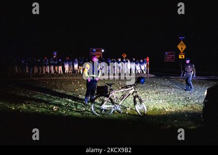 Après avoir rencontré des problèmes logistiques, les membres du groupe de haine suprêmaciste blanc Patriot Front attendent sur une médiane pour leur U-Haul box Truck pour arriver à leur départ dans Memorial Circle près du cimetière national d'Arlington après une marche non annoncée dans le National Mall à Washington, D.C. (photo de Bryan Olin Dozier/NurPhoto) Banque D'Images