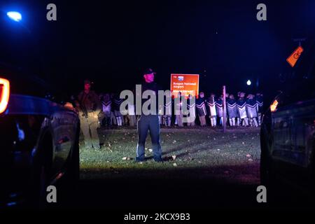 Après avoir rencontré des problèmes logistiques, les membres du groupe de haine suprêmaciste blanc Patriot Front attendent sur une médiane pour leur U-Haul box Truck pour arriver à leur départ dans Memorial Circle près du cimetière national d'Arlington après une marche non annoncée dans le National Mall à Washington, D.C. (photo de Bryan Olin Dozier/NurPhoto) Banque D'Images