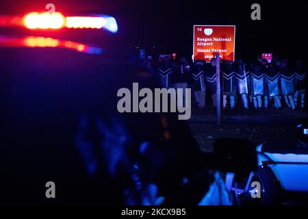 Après avoir rencontré des problèmes logistiques, les membres du groupe de haine suprêmaciste blanc Patriot Front attendent sur une médiane pour leur U-Haul box Truck pour arriver à leur départ dans Memorial Circle près du cimetière national d'Arlington après une marche non annoncée dans le National Mall à Washington, D.C. (photo de Bryan Olin Dozier/NurPhoto) Banque D'Images