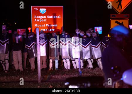 Après avoir rencontré des problèmes logistiques, les membres du groupe de haine suprêmaciste blanc Patriot Front attendent sur une médiane pour leur U-Haul box Truck pour arriver à leur départ dans Memorial Circle près du cimetière national d'Arlington après une marche non annoncée dans le National Mall à Washington, D.C. (photo de Bryan Olin Dozier/NurPhoto) Banque D'Images