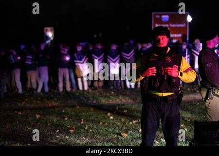 Après avoir rencontré des problèmes logistiques, les membres du groupe de haine suprêmaciste blanc Patriot Front attendent sur une médiane pour leur U-Haul box Truck pour arriver à leur départ dans Memorial Circle près du cimetière national d'Arlington après une marche non annoncée dans le National Mall à Washington, D.C. (photo de Bryan Olin Dozier/NurPhoto) Banque D'Images