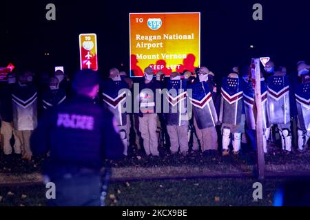 Après avoir rencontré des problèmes logistiques, les membres du groupe de haine suprêmaciste blanc Patriot Front attendent sur une médiane pour leur U-Haul box Truck pour arriver à leur départ dans Memorial Circle près du cimetière national d'Arlington après une marche non annoncée dans le National Mall à Washington, D.C. (photo de Bryan Olin Dozier/NurPhoto) Banque D'Images