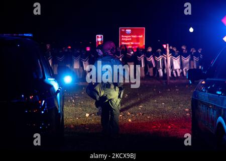 Après avoir rencontré des problèmes logistiques, les membres du groupe de haine suprêmaciste blanc Patriot Front attendent sur une médiane pour leur U-Haul box Truck pour arriver à leur départ dans Memorial Circle près du cimetière national d'Arlington après une marche non annoncée dans le National Mall à Washington, D.C. (photo de Bryan Olin Dozier/NurPhoto) Banque D'Images