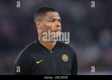 Denzel Dumfries de FC Internazionale regarde pendant la série Un match entre AS Roma et FC Internazionale Calcio au Stadio Olimpico, Rome, Italie, le 4 décembre 2021. (Photo de Giuseppe Maffia/NurPhoto) Banque D'Images