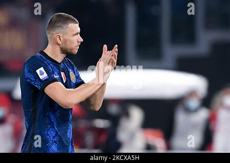 Edin Dzeko du FC Internazionale gestes pendant la série Un match entre AS Roma et FC Internazionale Calcio au Stadio Olimpico, Rome, Italie, le 4 décembre 2021. (Photo de Giuseppe Maffia/NurPhoto) Banque D'Images