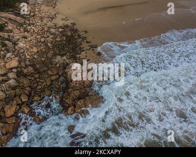 Hong Kong, Chine, 5 décembre 2021, Vue par drone des vagues se brisant sur un éperon rocheux de la plage de Shek O. (Photo de Marc Fernandes/NurPhoto) Banque D'Images