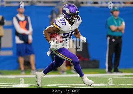 Minnesota Vikings en arrière Kene Nwangwu (26) dirige le ballon pendant la première moitié d'un match de football de la NFL contre les Detroit Lions à Detroit, Michigan États-Unis, dimanche, 5 décembre 2021. (Photo de Jorge Lemus/NurPhoto) Banque D'Images