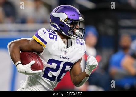 Minnesota Vikings en arrière Kene Nwangwu (26) dirige le ballon pendant la première moitié d'un match de football de la NFL contre les Detroit Lions à Detroit, Michigan États-Unis, dimanche, 5 décembre 2021. (Photo de Jorge Lemus/NurPhoto) Banque D'Images