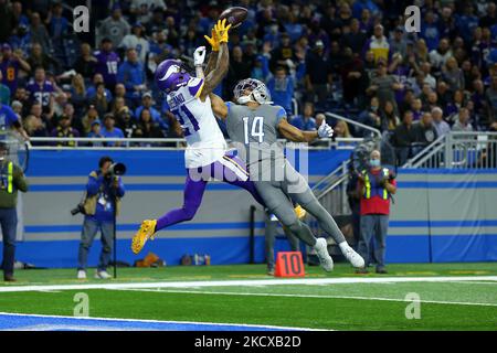 Minnesota Vikings Corner back Bashaud Breeland (21) tente de capturer une passe destinée au grand receveur Amon-Ra St. Brown (14) des Lions de Detroit pendant la deuxième moitié d'un match de football de la NFL à Detroit, Michigan, États-Unis, dimanche, 5 décembre 2021. (Photo de Jorge Lemus/NurPhoto) Banque D'Images