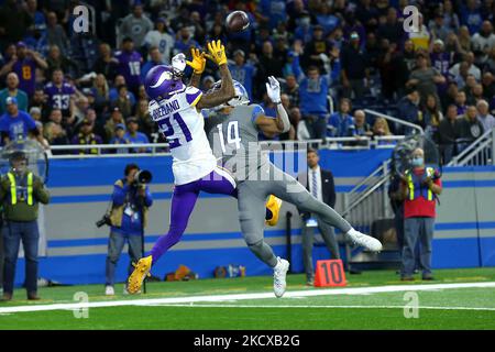 Minnesota Vikings Corner back Bashaud Breeland (21) tente de capturer une passe destinée au grand receveur Amon-Ra St. Brown (14) des Lions de Detroit pendant la deuxième moitié d'un match de football de la NFL à Detroit, Michigan, États-Unis, dimanche, 5 décembre 2021. (Photo de Jorge Lemus/NurPhoto) Banque D'Images